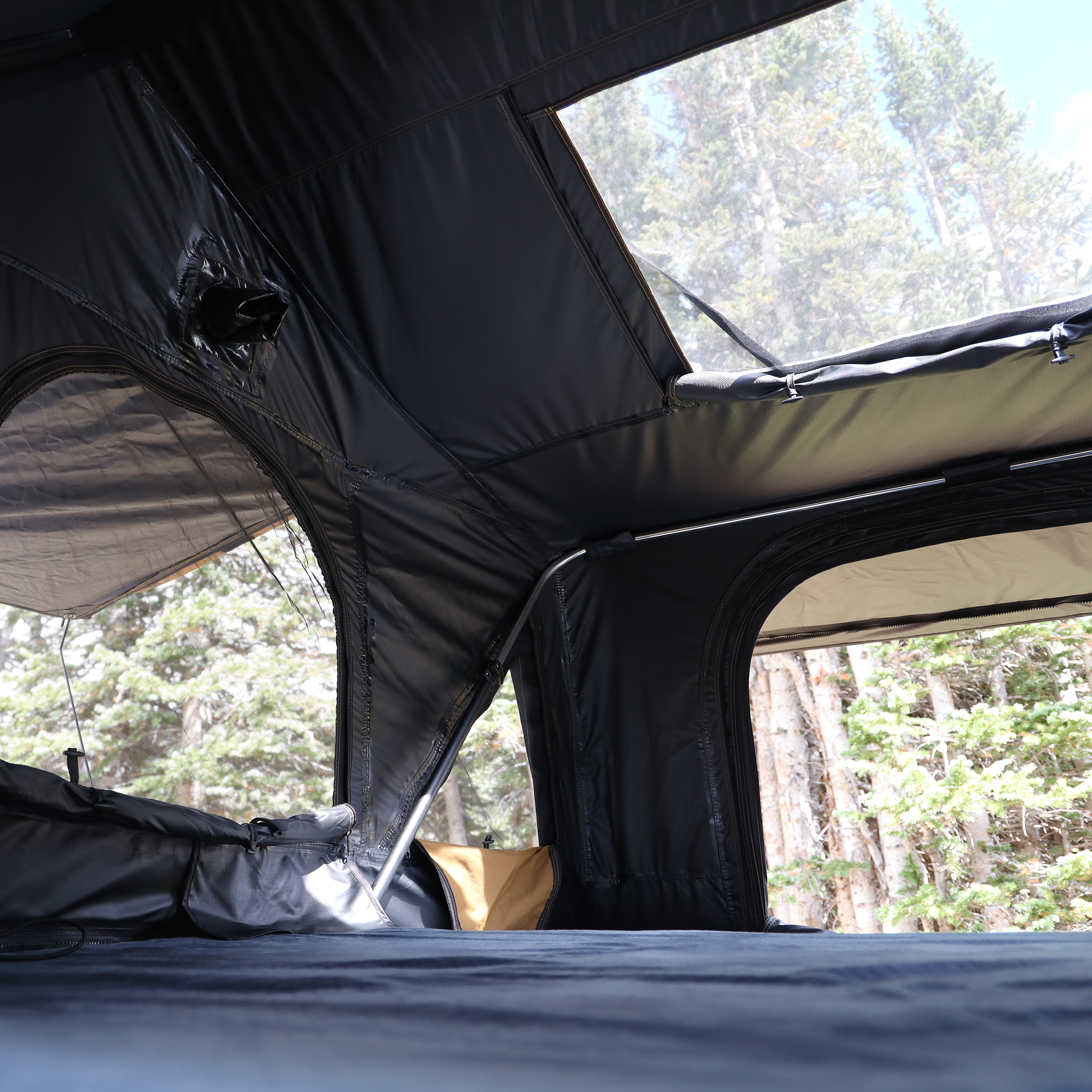 4X4 Colorado Alto Elite Hardshell Rooftop Tent (King Size Bed)
